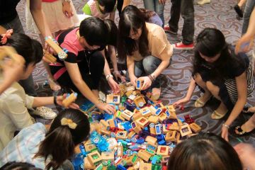 team collaborate to complete need for speed team building business game