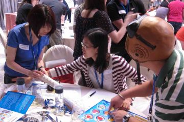 team collaborate to make juices in creative juices team building activity