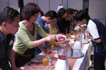 team collaborate to make juices in creative juices team building activity