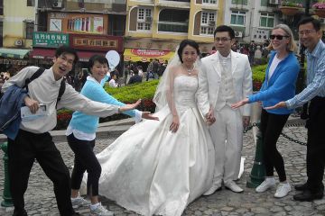 team photo with a bride and a groom go team discovery challenge