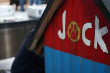 teams paint dog kennel