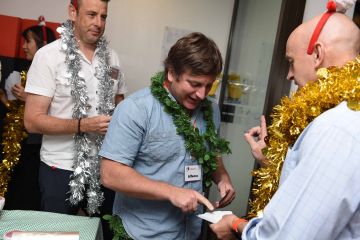 12 teams of christmas party activity