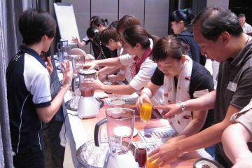 team collaborate to make juices in creative juices team building activity