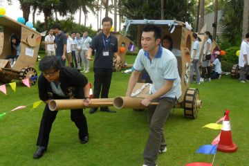 people racing the cardboard rickshaws fun team building activity