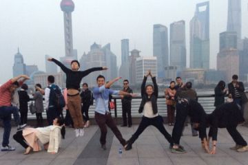 group photo go team treasure hunt team building game