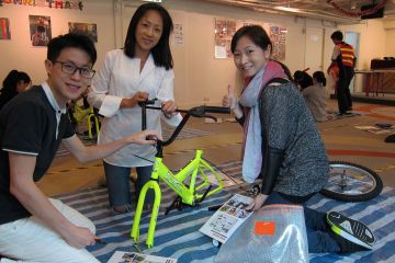 employees collaborate to complete building a dream team building activity