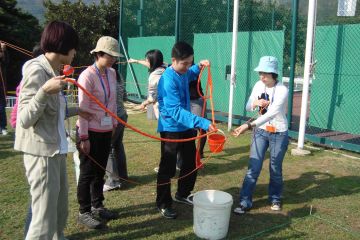 employees collaborate to complete breakthrough team building activity