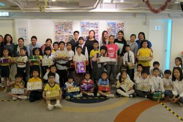 group photo with children building a dream team building activity
