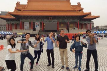 group photo go team treasure hunt team building game