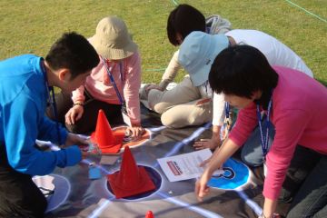 employees collaborate to complete breakthrough team building activity