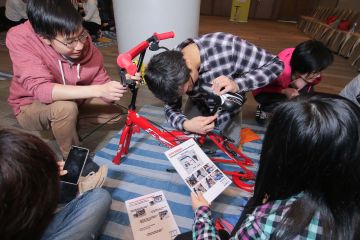 employees collaborate to complete building a dream team building activity