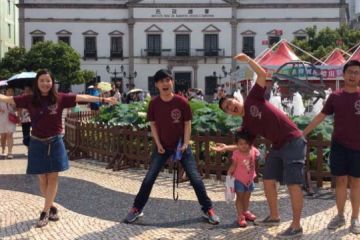 group photo go team treasure hunt team building game