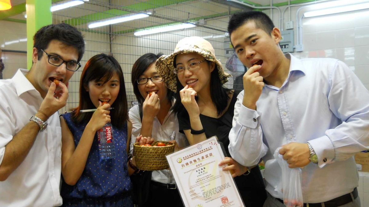 employees bonding during conference break to ignite ideas and conversation