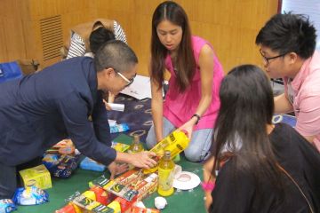 team collaborate to complete challenging team building game