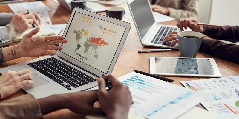 people writing a blog article NEw