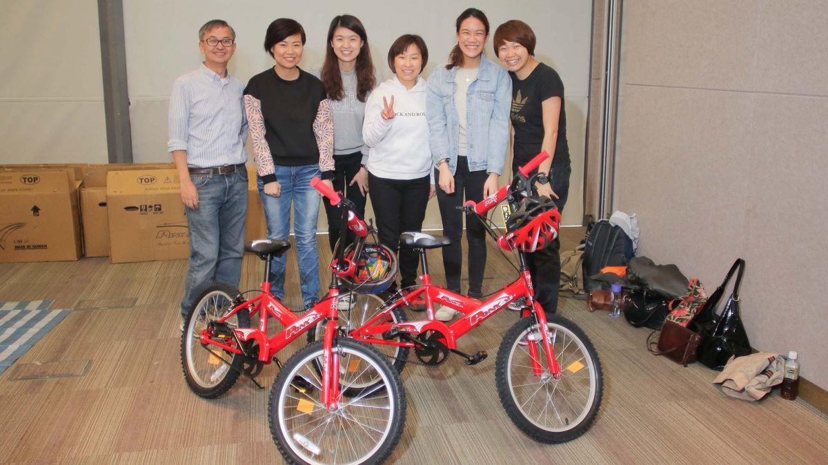 employees collaborate to build bikes for kids 2011