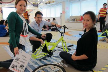 employees collaborate to complete building a dream team building activity