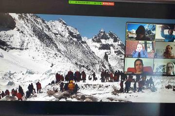 online team building Everest climb