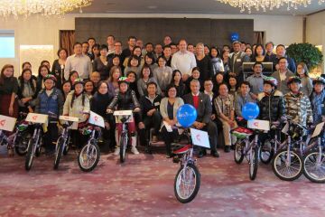 group photo building a dream collaborative team building activity