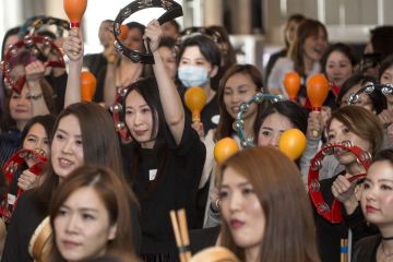 employees participate in energising icebreaker