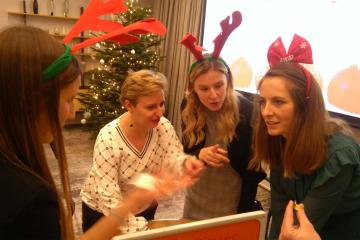 12 teams of christmas party activity